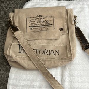 Women's bag in light brown heat, which is a semi-new, very elegant cross-body.